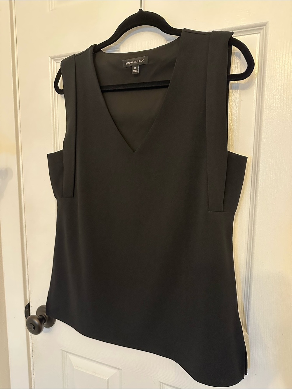Banana Republic Black V-Neck Sleeveless Top - Picture 2 of 8
